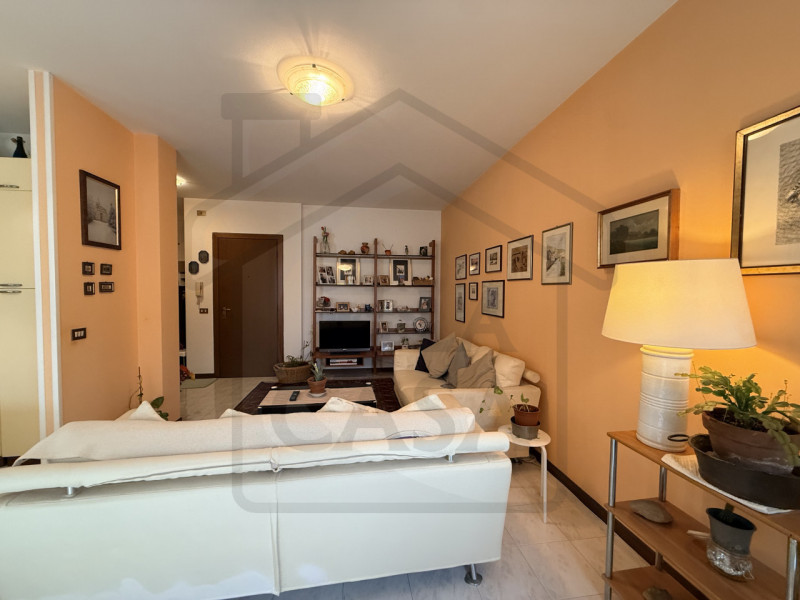 ABANO TERME - Situato nel verdeggiante quartiere Monterosso, questo luminoso appartamento quadril...