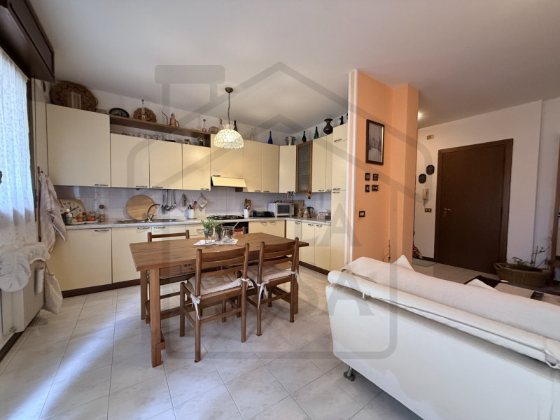 ABANO TERME - Situato nel verdeggiante quartiere Monterosso, questo luminoso appartamento quadril...