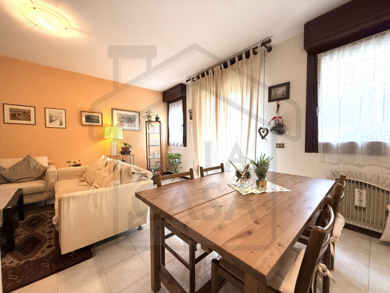 ABANO TERME - Situato nel verdeggiante quartiere Monterosso, questo luminoso appartamento quadril...