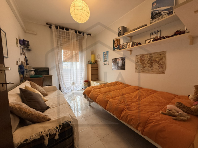 ABANO TERME - Situato nel verdeggiante quartiere Monterosso, questo luminoso appartamento quadril...