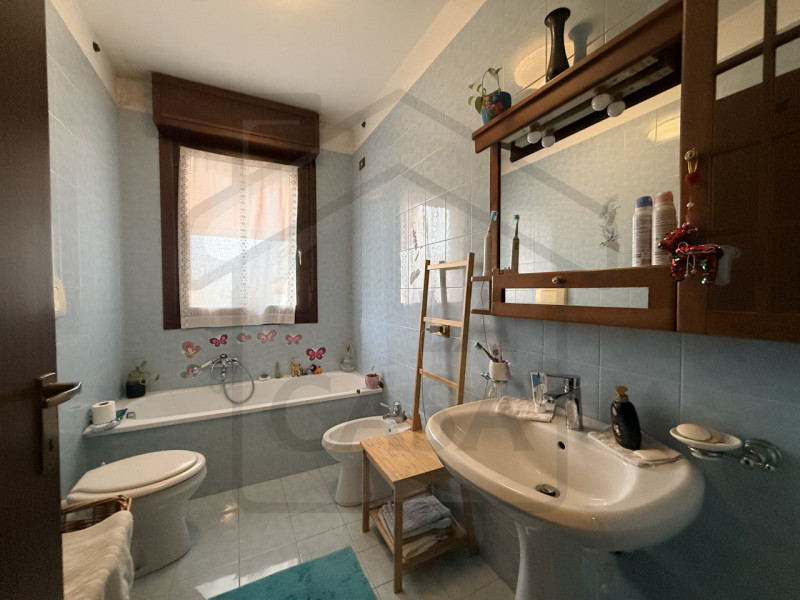 ABANO TERME - Situato nel verdeggiante quartiere Monterosso, questo luminoso appartamento quadril...