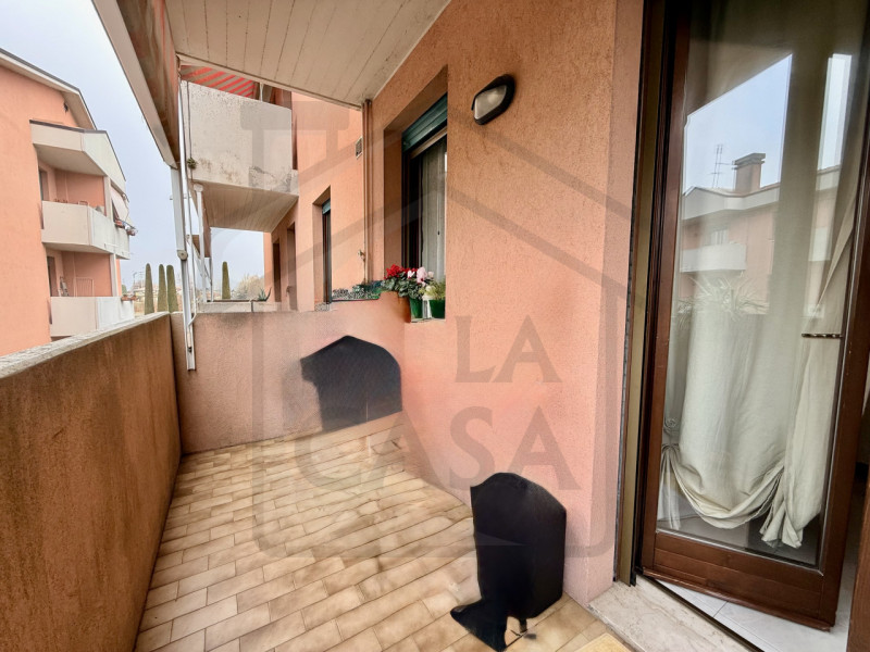 ABANO TERME - Situato nel verdeggiante quartiere Monterosso, questo luminoso appartamento quadril...