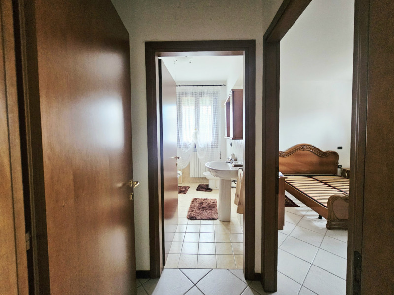 In un bel contesto residenziale servito da ascensore, a Merlara, proponiamo in affitto un apparta...