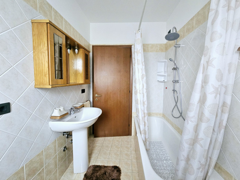 In un bel contesto residenziale servito da ascensore, a Merlara, proponiamo in affitto un apparta...