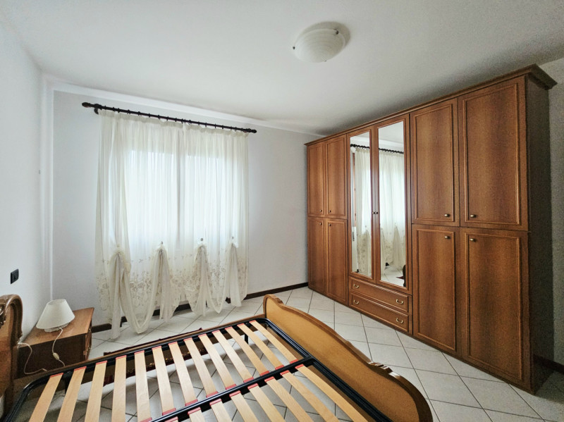 In un bel contesto residenziale servito da ascensore, a Merlara, proponiamo in affitto un apparta...