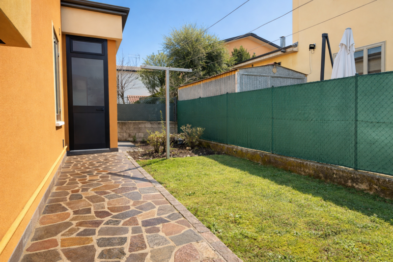 In una zona residenziale tranquilla, abitata e ben collegata, tra Montegrotto e Torreglia, propon...