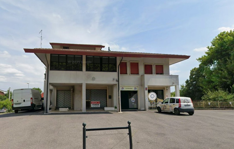 SOSSANO: Proponiamo in vendita un interessante negozio di circa 106 mq, situato nel pieno centro ...
