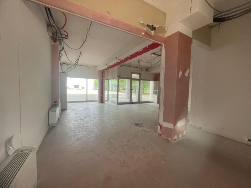 UBICAZIONE E CONTESTO
Grazioso negozio situato in interno San Lazzaro - Pomari, a pochi passi da ...