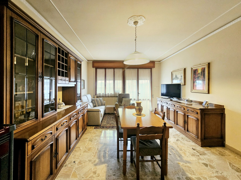 A Ospedaletto Euganeo, in un tranquillo contesto residenziale, proponiamo in vendita un ampio com...