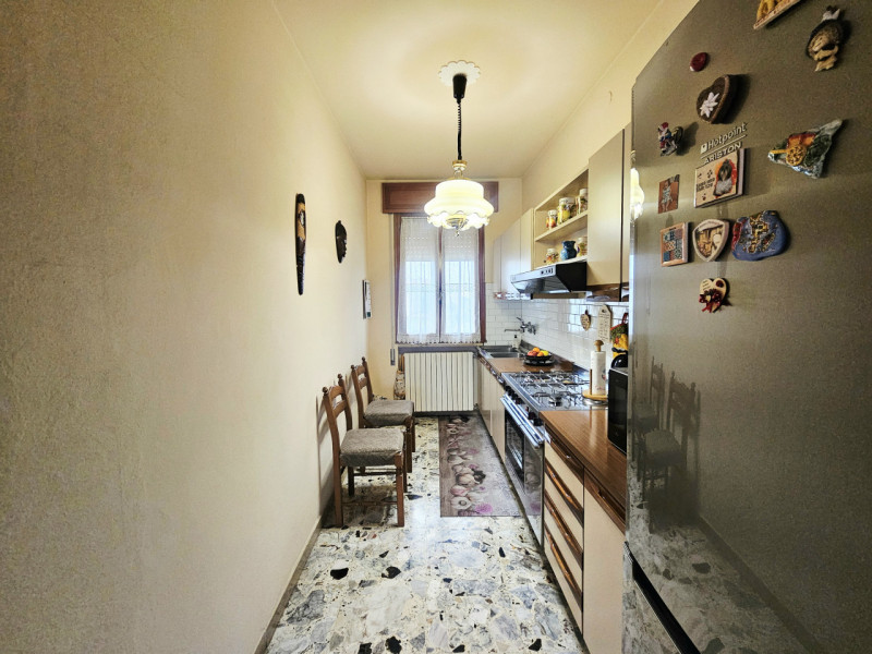 A Ospedaletto Euganeo, in un tranquillo contesto residenziale, proponiamo in vendita un ampio com...