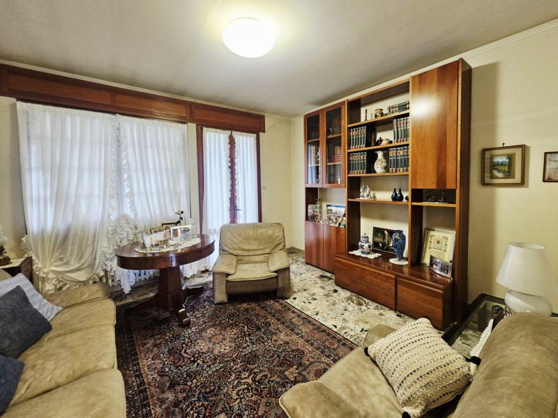 A Ospedaletto Euganeo, in un tranquillo contesto residenziale, proponiamo in vendita un ampio com...