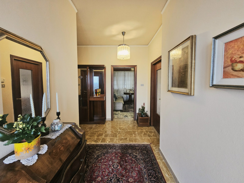 A Ospedaletto Euganeo, in un tranquillo contesto residenziale, proponiamo in vendita un ampio com...