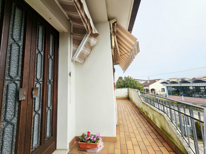 A Ospedaletto Euganeo, in un tranquillo contesto residenziale, proponiamo in vendita un ampio com...