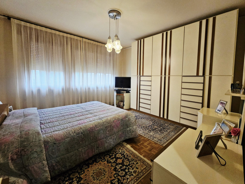 A Ospedaletto Euganeo, in un tranquillo contesto residenziale, proponiamo in vendita un ampio com...