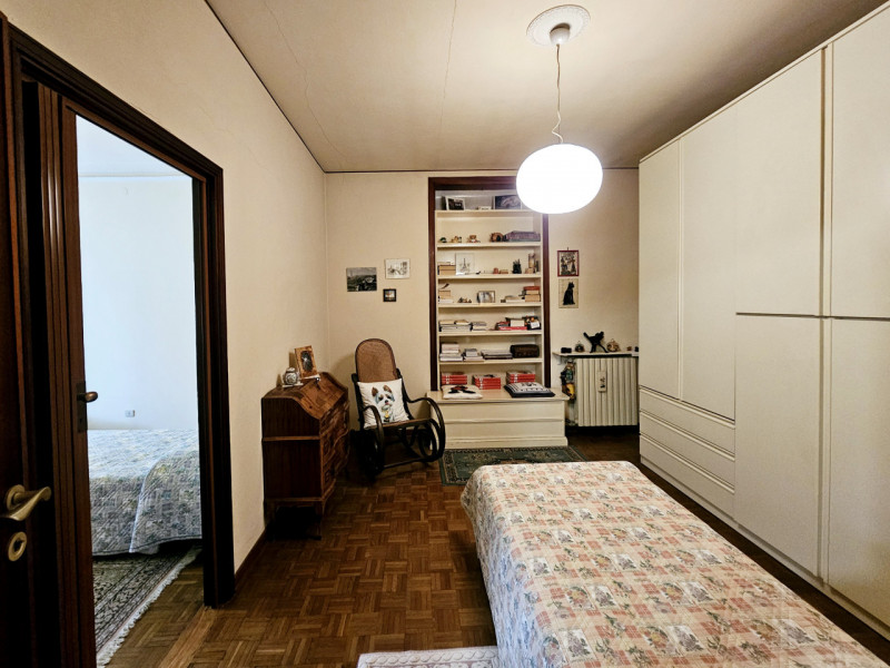 A Ospedaletto Euganeo, in un tranquillo contesto residenziale, proponiamo in vendita un ampio com...