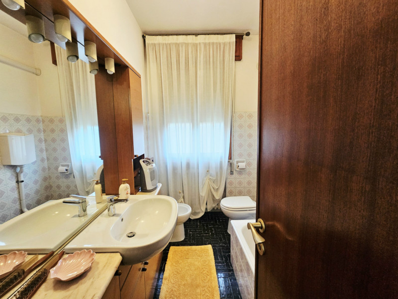 A Ospedaletto Euganeo, in un tranquillo contesto residenziale, proponiamo in vendita un ampio com...