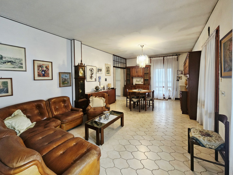 A Ospedaletto Euganeo, in un tranquillo contesto residenziale, proponiamo in vendita un ampio com...