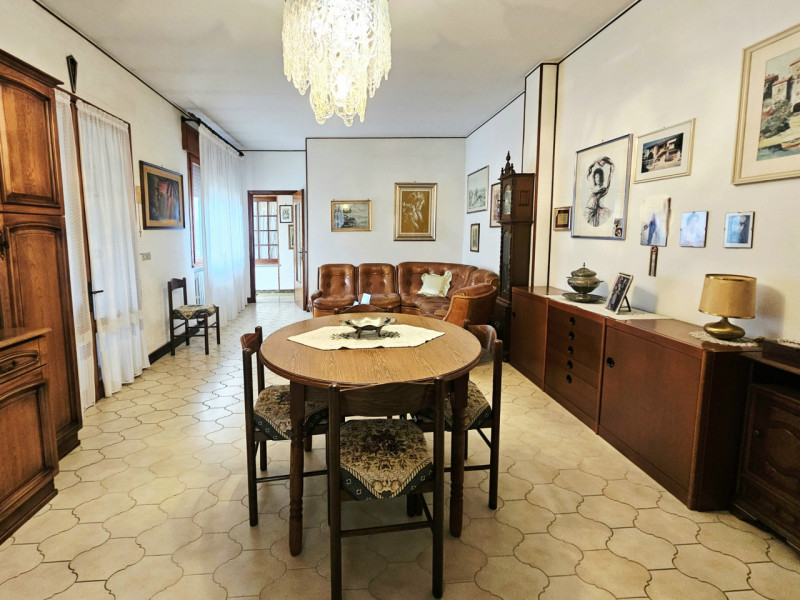 A Ospedaletto Euganeo, in un tranquillo contesto residenziale, proponiamo in vendita un ampio com...