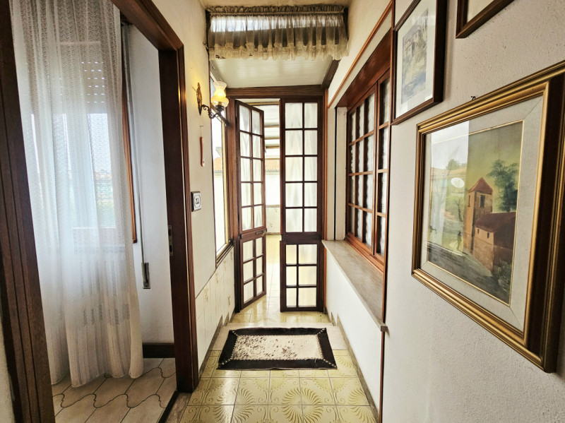 A Ospedaletto Euganeo, in un tranquillo contesto residenziale, proponiamo in vendita un ampio com...