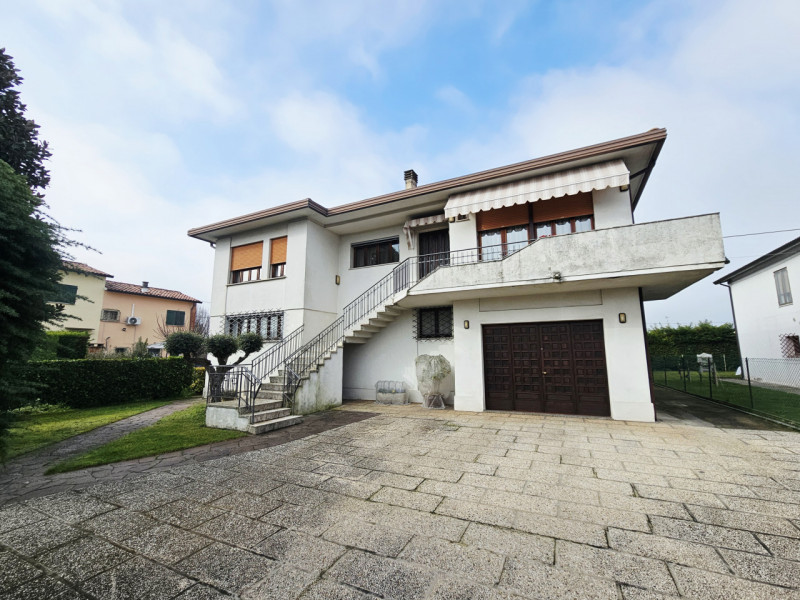 A Ospedaletto Euganeo, in un tranquillo contesto residenziale, proponiamo in vendita un ampio com...