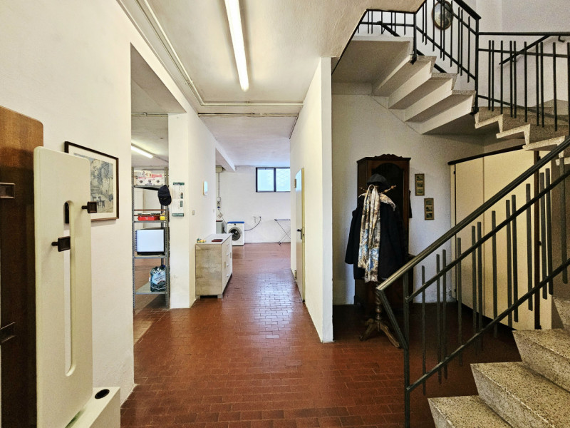 A Ospedaletto Euganeo, in un tranquillo contesto residenziale, proponiamo in vendita un ampio com...