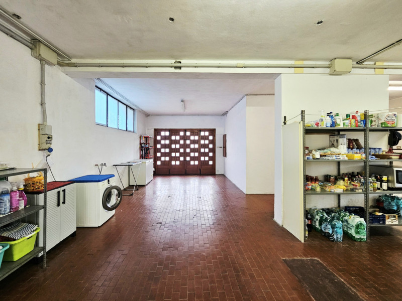 A Ospedaletto Euganeo, in un tranquillo contesto residenziale, proponiamo in vendita un ampio com...