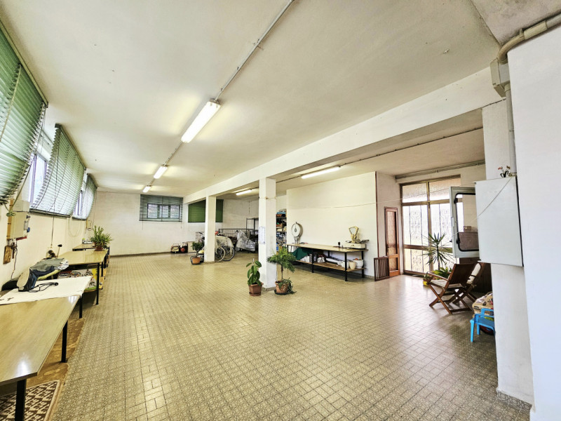 A Ospedaletto Euganeo, in un tranquillo contesto residenziale, proponiamo in vendita un ampio com...