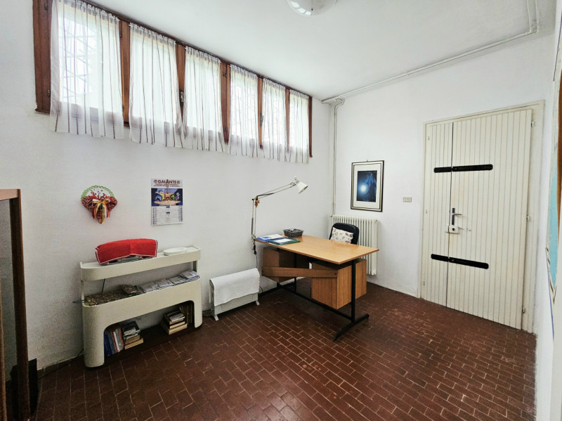A Ospedaletto Euganeo, in un tranquillo contesto residenziale, proponiamo in vendita un ampio com...