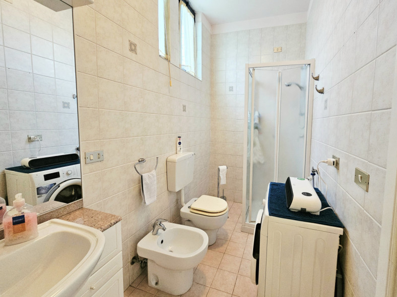 A Ospedaletto Euganeo, in un tranquillo contesto residenziale, proponiamo in vendita un ampio com...