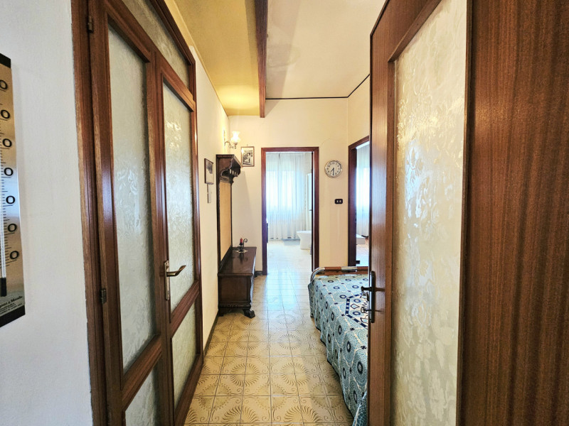 A Ospedaletto Euganeo, in un tranquillo contesto residenziale, proponiamo in vendita un ampio com...