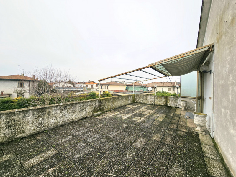 A Ospedaletto Euganeo, in un tranquillo contesto residenziale, proponiamo in vendita un ampio com...