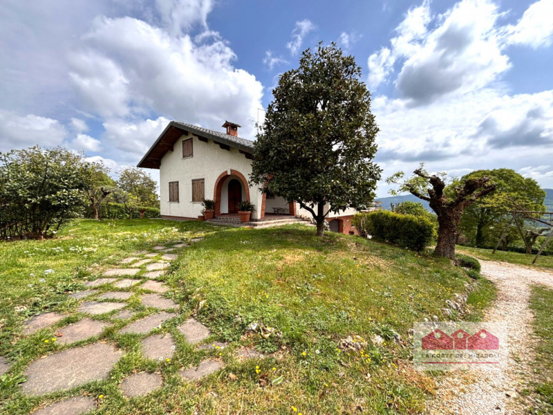 ARCUGNANO: CASA SINGOLA SVILUPPATA SU TRE LIVELLI COMPOSTA DA TRE CAMERE DA LETTO, STUDIO, SOGGIO...