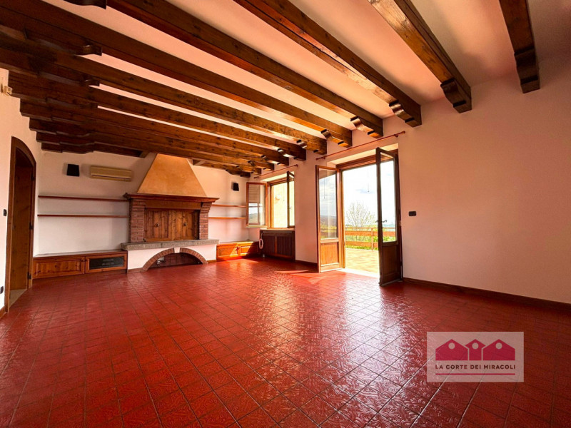 ARCUGNANO: CASA SINGOLA SVILUPPATA SU TRE LIVELLI COMPOSTA DA TRE CAMERE DA LETTO, STUDIO, SOGGIO...