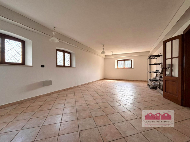 ARCUGNANO: CASA SINGOLA SVILUPPATA SU TRE LIVELLI COMPOSTA DA TRE CAMERE DA LETTO, STUDIO, SOGGIO...