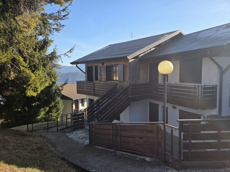 ENEGO -  Centro Paese  Proponiamo appartamento posto al primo piano (ultimo) di una palazzina ins...