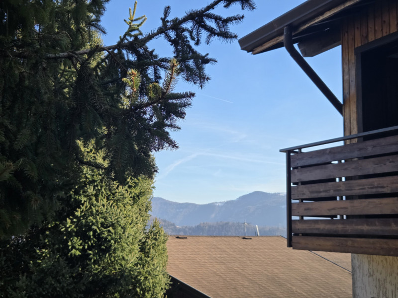 ENEGO -  Centro Paese  Proponiamo appartamento posto al primo piano (ultimo) di una palazzina ins...