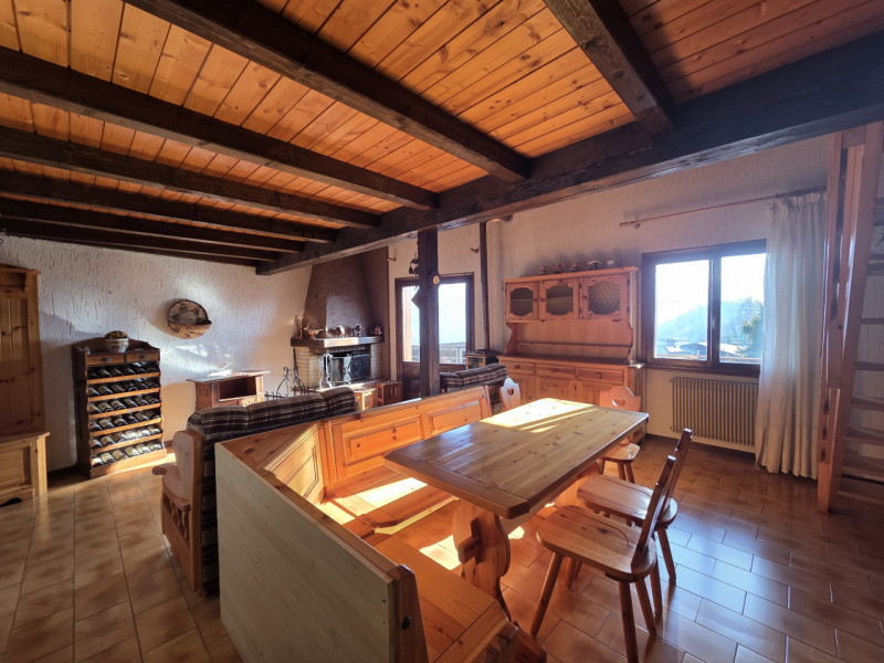 ENEGO -  Centro Paese  Proponiamo appartamento posto al primo piano (ultimo) di una palazzina ins...