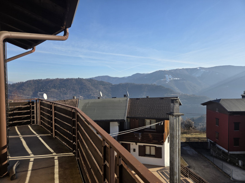 ENEGO -  Centro Paese  Proponiamo appartamento posto al primo piano (ultimo) di una palazzina ins...