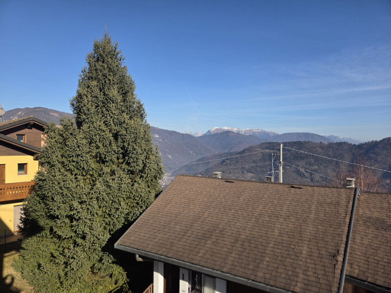 ENEGO -  Centro Paese  Proponiamo appartamento posto al primo piano (ultimo) di una palazzina ins...