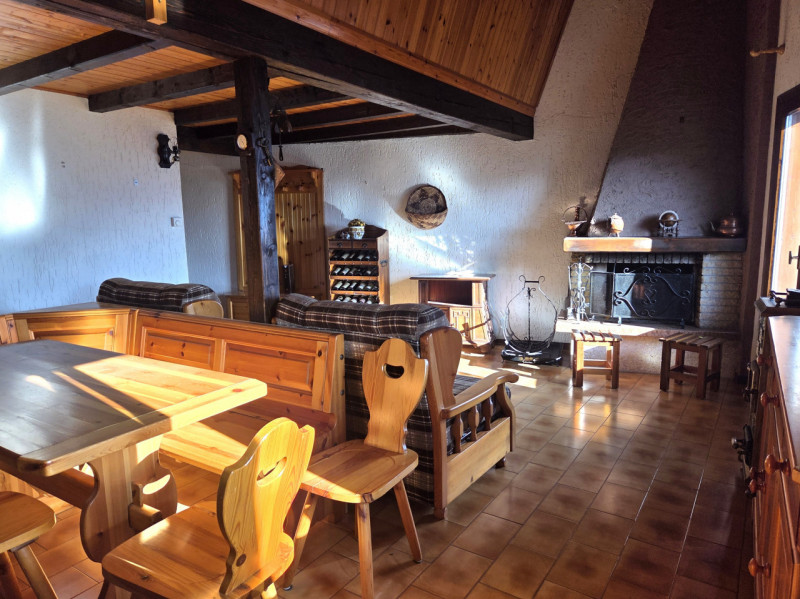 ENEGO -  Centro Paese  Proponiamo appartamento posto al primo piano (ultimo) di una palazzina ins...