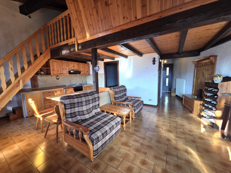 ENEGO -  Centro Paese  Proponiamo appartamento posto al primo piano (ultimo) di una palazzina ins...