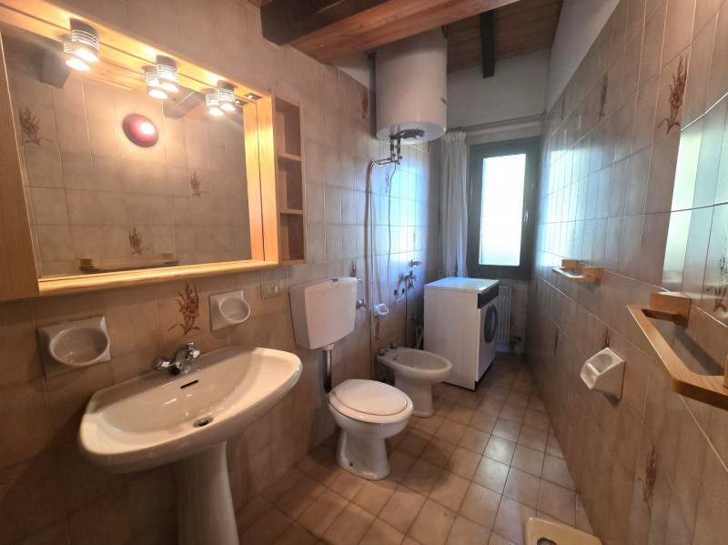 ENEGO -  Centro Paese  Proponiamo appartamento posto al primo piano (ultimo) di una palazzina ins...