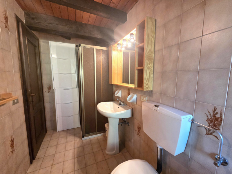 ENEGO -  Centro Paese  Proponiamo appartamento posto al primo piano (ultimo) di una palazzina ins...