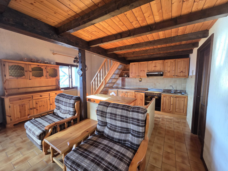 ENEGO -  Centro Paese  Proponiamo appartamento posto al primo piano (ultimo) di una palazzina ins...