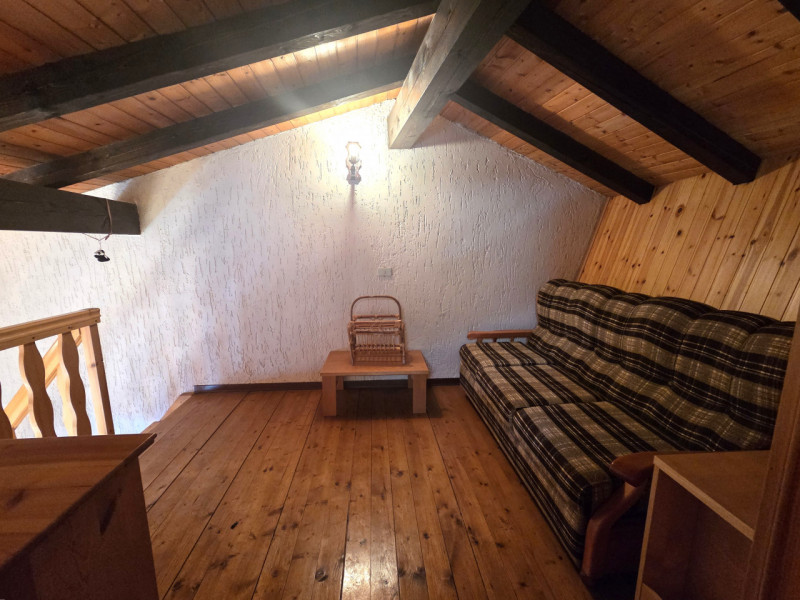 ENEGO -  Centro Paese  Proponiamo appartamento posto al primo piano (ultimo) di una palazzina ins...