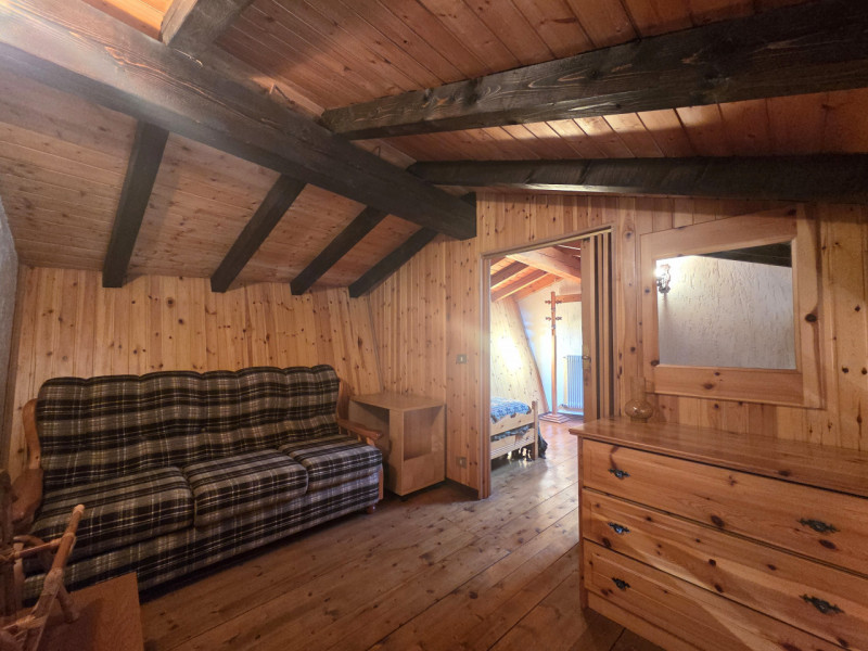 ENEGO -  Centro Paese  Proponiamo appartamento posto al primo piano (ultimo) di una palazzina ins...