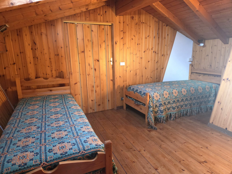 ENEGO -  Centro Paese  Proponiamo appartamento posto al primo piano (ultimo) di una palazzina ins...