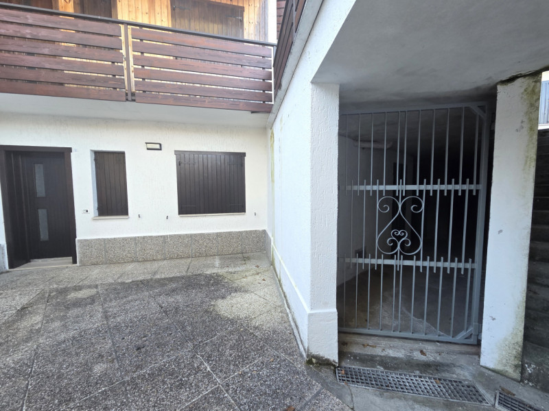 ENEGO -  Centro Paese  Proponiamo appartamento posto al primo piano (ultimo) di una palazzina ins...