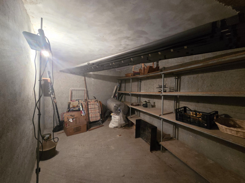 ENEGO -  Centro Paese  Proponiamo appartamento posto al primo piano (ultimo) di una palazzina ins...