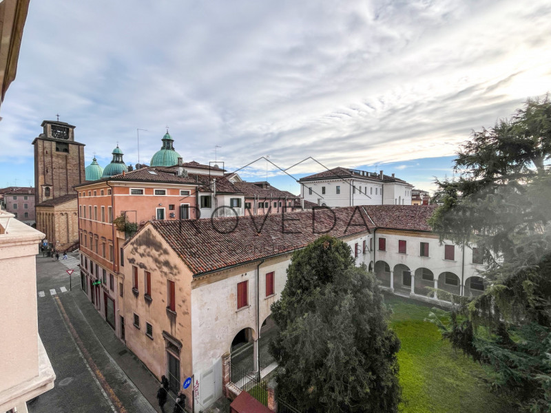 TREVISO - CENTRO STORICO

RIFERIMENTO: TV35

L'agenzia Roveda Immobiliare ha il piacere di presen...